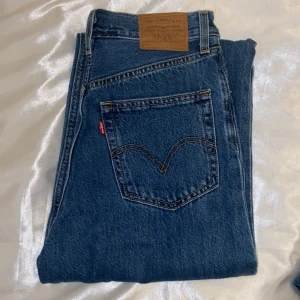 Levis jeans - Skit snygga levis jeans och helt oanvända! Hög midjade och stretchiga!