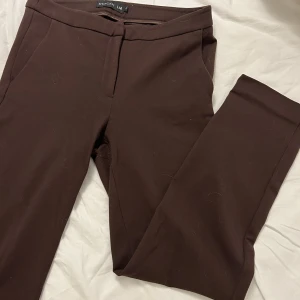 Stockh LM kostymbyxor  - Ett par mörkbrunas kostymbyxor från stockh LM i strl 36. Passformen är ganska tight med smalare ben. (Använda ett fåtal gånger) Nypris: 700