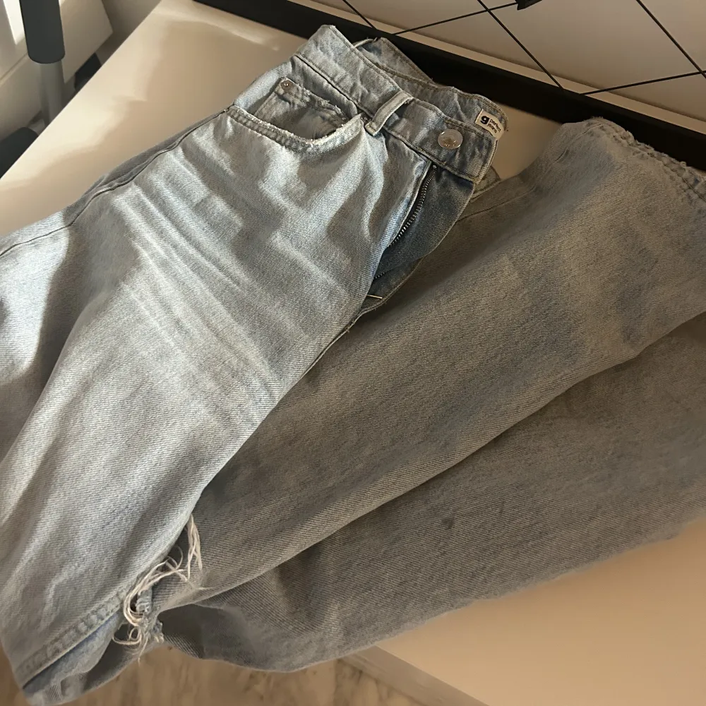 hög midjade jeans från gina som jag inte får användning för längre, de är använda med inget som syns.  kontakta om fler bilder önskas🩷. Jeans & Byxor.