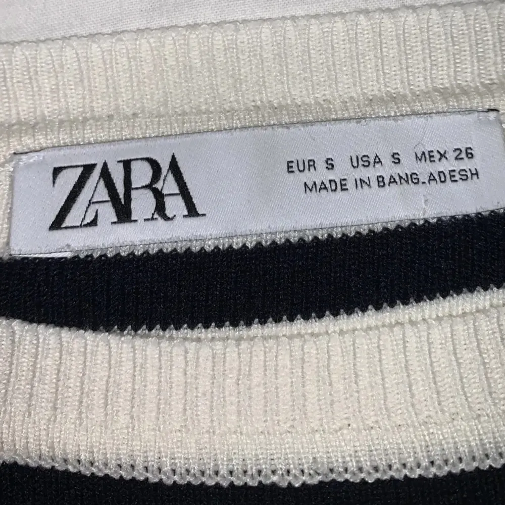 Randig t-shirt från Zara i storlek S som inte kommer till användning längre då den är lite för liten. Den har inga defekter! Skriv om du vill ha mer bilder!. T-shirts.