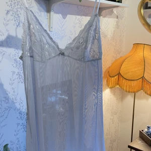 Nattlinne - Superfint nattlinne, rätt så genomskinlig. Hittar ingen storlek men mellan S-M skulle jag säga! 