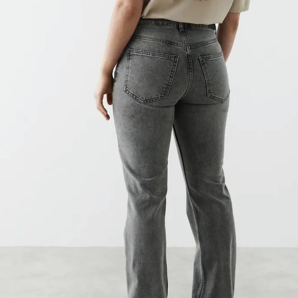 Gråa jeans från GinaTricot i storlek 36, säljer då de tyvärr inte passar mig längre🥲Inga defekter . Jeans & Byxor.