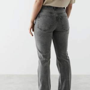 Gråa jeans från GinaTricot i storlek 36, säljer då de tyvärr inte passar mig längre🥲Inga defekter 