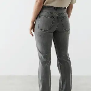 Gråa jeans från GinaTricot i storlek 36, säljer då de tyvärr inte passar mig längre🥲Inga defekter 