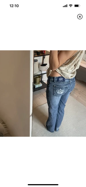 Victoria Beckham jeans - Säljer dessa supersnygga jeans från Victoria Beckham 😍Midja: 80 cm, innerbenslängd: 85 cm