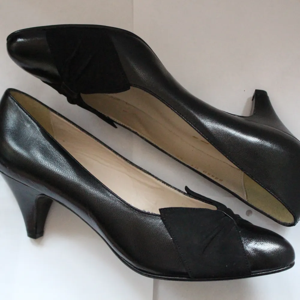 Svarta, blanka skor med mockadetalj i storlek 5 1/2 (38,5) från Sköna Marie. Använda fåtal gånger.. Skor.