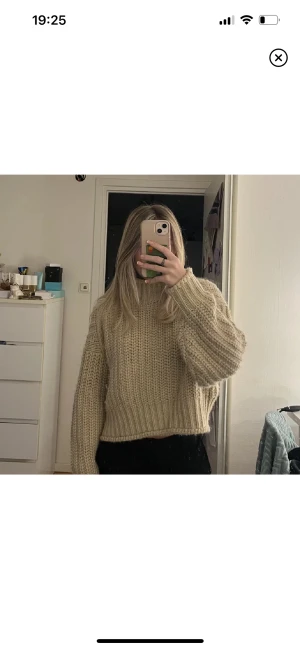 Beige stickad tröja - Så fin stickad tröja från H&M med ”polokrage”💕 den är lite rufsig i stickningen därav priset! Säljer även en likadan i brun och en i mörkgrön
