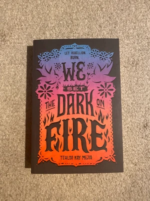We set the dark on fire bok - Engelsk bok som jag inte har läst !! Väldigt bra skick skriv för mer bilder <3