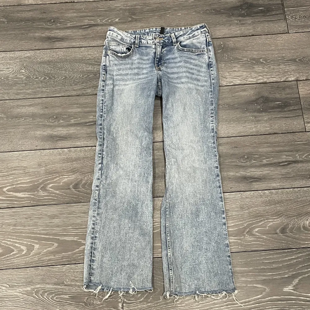Low rise jeans i storlek 36, men är avklippta i benen. Storleksguide: liggande platt midja: 34 cm, ett liggande lår tvärs över: 19 cm, ett ben längd: 86 cm. tveka inte om du har frågor eller vill ha fler bilder!💖 . Jeans & Byxor.