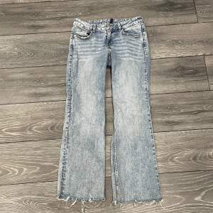 Low rise jeans i storlek 36, men är avklippta i benen. Storleksguide: liggande platt midja: 34 cm, ett liggande lår tvärs över: 19 cm, ett ben längd: 86 cm. tveka inte om du har frågor eller vill ha fler bilder!💖 