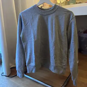 basic grå sweatshirt från na-kd, den är i fint skick men lite använd🤍
