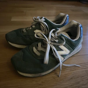 New Balance 574 - Ett par skitsnygga NEW BALANCE 574 i storlek 41,5. lite slitage vid bakdelen av skon som man ser i bilden men övrigt i fint skick