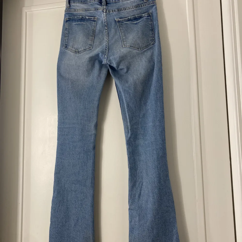 Bershka low waist (liten i storlek, är som 36). Jeans & Byxor.