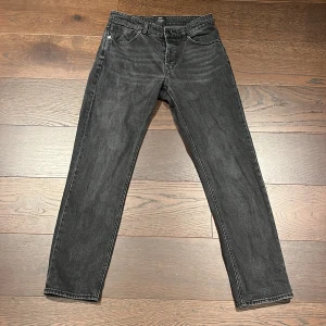 Neuw Jeans - Säljer mina snygga jeans från Neuw i färgen Svart. Storleken är 31/32. Passformen är straight. Skicket är 9/10 då jag inte använt dom mycket och de har inga defekter. Jag köpte dom för 1500 kr men mitt pris är 600 kr. Hör av dig vid funderingar!
