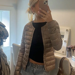 Uniqlo jacka - Uniqlo jacka beige perfekt till hösten!!