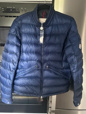 Moncler jacka - Moncler jacka av modellen Agay. Cond 9/10 i Marinblå, size 2. Inte helt omöjligt att diskutera pris ;) 