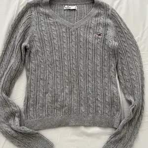 En grå hollister tröja i storleken S. Passar perfekt nu till hösten. Säljer den då den ej kommer till användning. 🍁