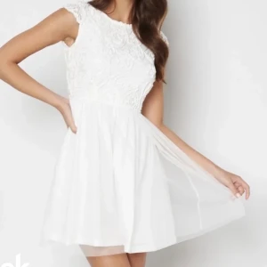 Studentklänning - Fin vit student/avslutningsklänning. Endast använd två gånger och är i bra skick.