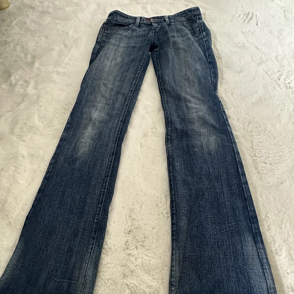 Jeans från märket Big Star 💙 Utsvänga i benen, hårt jeansmatrial men ändå strechiga, låg midja  De är extremt långa, passar 180+   Mycket bra skick!  Midja 29 Ben 36 . Jeans & Byxor.