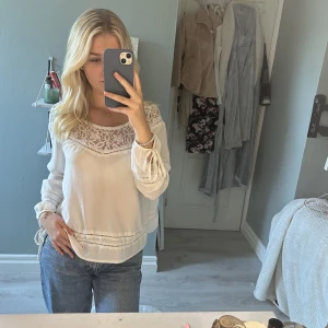 Blus - Jätte fin vit blus med spets detaljer och jätte gulliga armar som man knyter, kommer inte till användning därav säljer jag den.