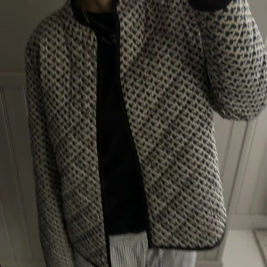 Höst/vår jacka - Säljer denna fina vår/höst jackan från saint tropez 🍁 