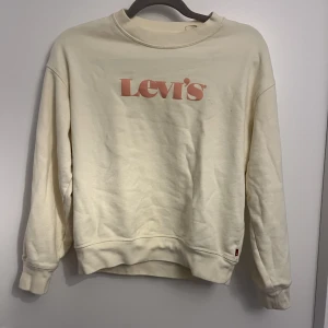 Sweatshirt  - Fin sweatshirt från Levi’s i jätteljusgul färg nästan beige! Storlek M.