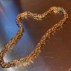 Kejsarlänk 18k guldplaterad - Länken är 8mm tjock och 60 cm lång. Väger 200-250 Gram. Den är köpt på kejsar.se Den är 18k guld platerad!