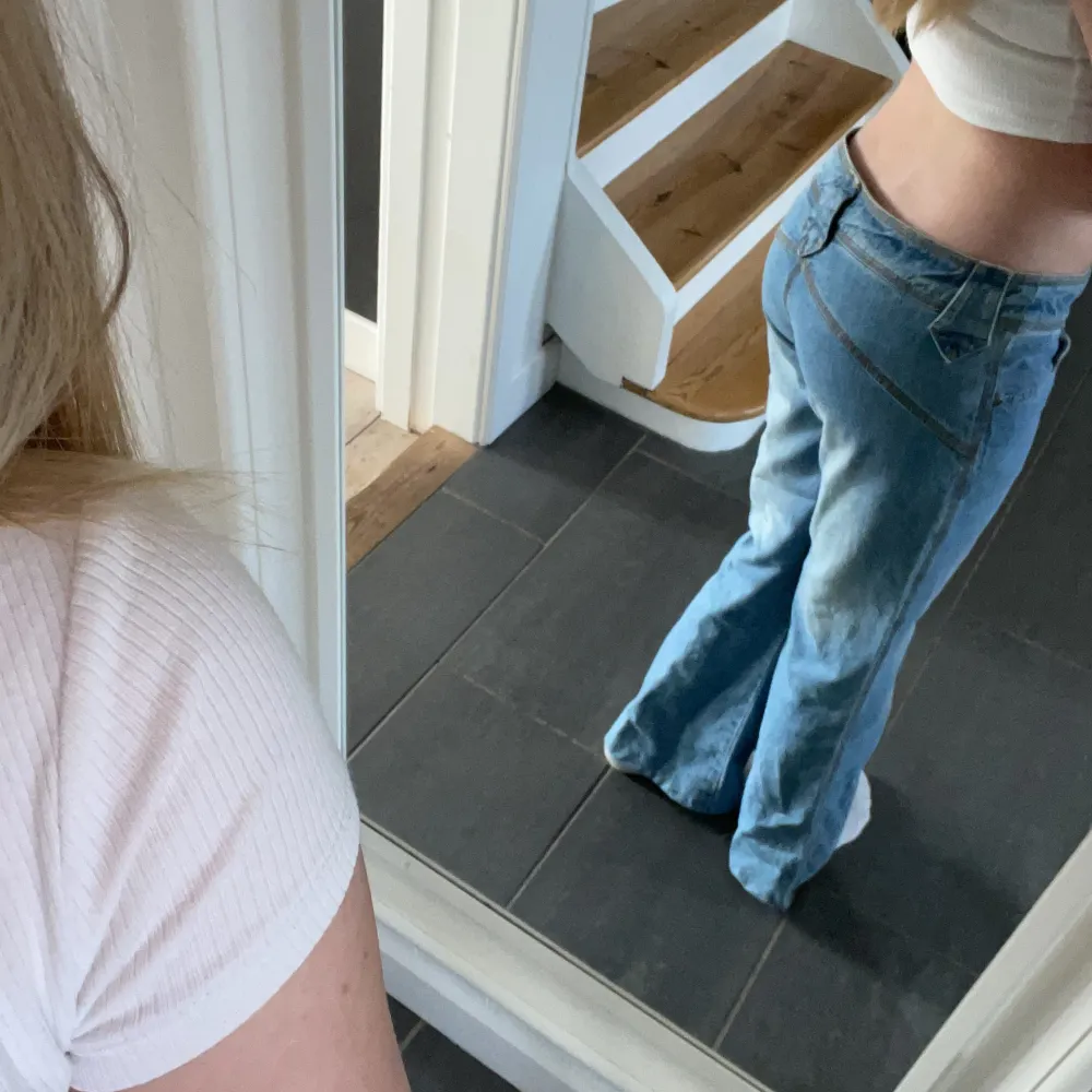 Säljer dessa skit snygga Lågmidjade blåa vintage jeansen eftersom de inte är min stil, pris kan diskuteras 😽🤙🏼🥂. Jeans & Byxor.