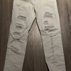  Amiri jeans strl 34-36 - säljer dom då ja börjat gå mot en annan klädstil inga fläckar,smuts,hål eller liknade på dom. Knappt andvända 
