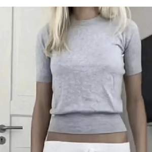 Säljer denna populära och skit snygga stickade t shirten från Zara. Stolen S, 200kr + frakt ❤️‍🩹🔥