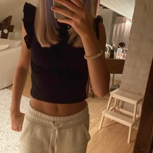 Volangtopp - Säljer nu min nästan helt oanvända volangtopp från lager 157!💕Nypris 150kr💕