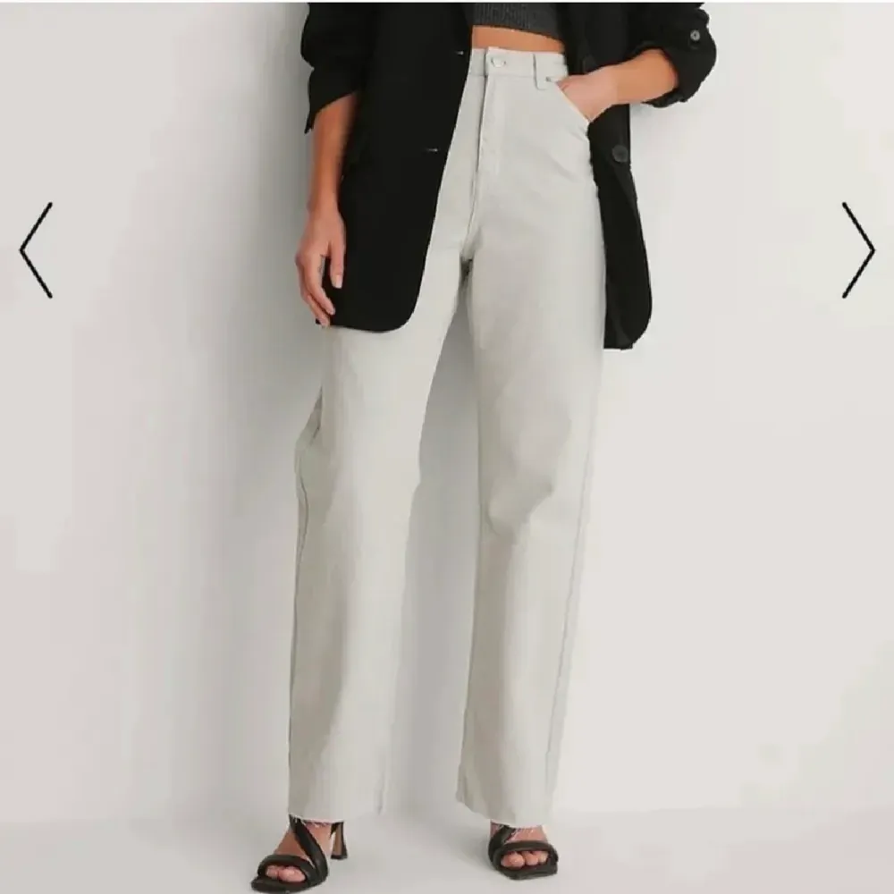 Naturvita/gråa jeans i rak modell, kommer tyvärr inte till användning 🥰. Jeans & Byxor.