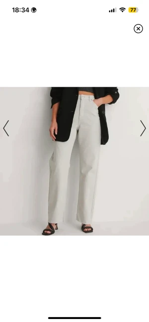 Raka jeans - Naturvita/gråa jeans i rak modell, kommer tyvärr inte till användning 🥰