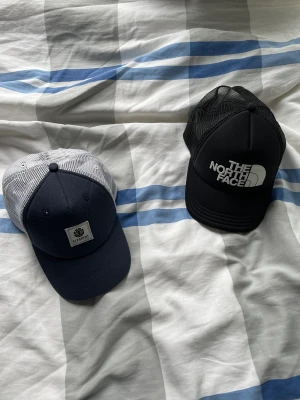 Kepsar! - Säljer nu mina 2 truckerkepsar för de inte kommer till användning! De har använts men inga synliga tecken på de. Ni får båda för 250kr, 1 för 150kr! Garderobrensning pågår så va inte rädda för att kolla resten av min profil!