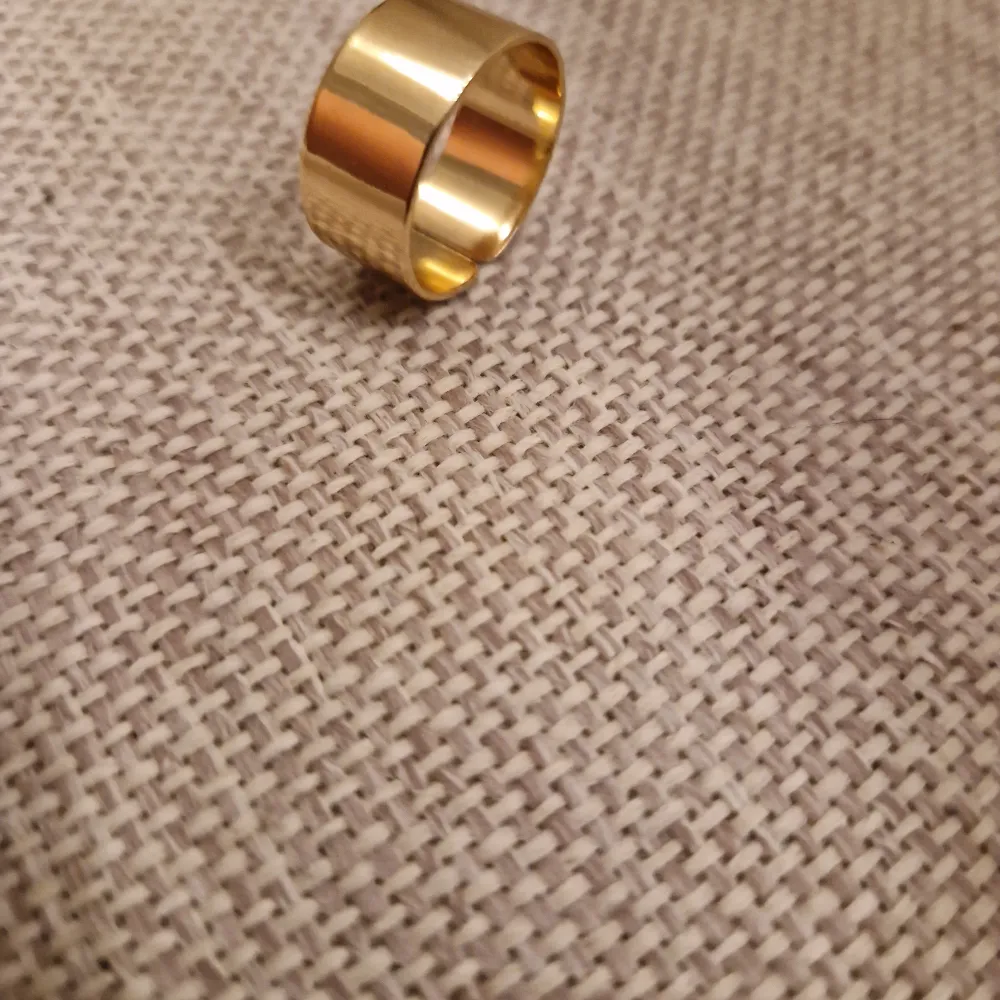 En helt vanlig fin guldig ring.😍. Accessoarer.