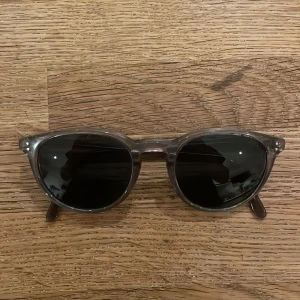 Ett par Polo ralph loren solglasögon  - I mycket bra skick ca 9:10, säljer dem p.g.a ingen användning då jag har köpt nya.