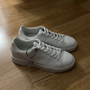 Vita sneakers - Helt nya sneakers, endast testade en gång.  Betalning sker via betala nu-funktionen. Frakten står köparen för. Skorna är ifrån ett djur samt rökfritt hem! Nypris : 419 kronor