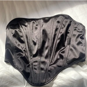 Korsettopp - Korsett topp i glansigt material storlek S/36 från shein använd ett fåtal gånger