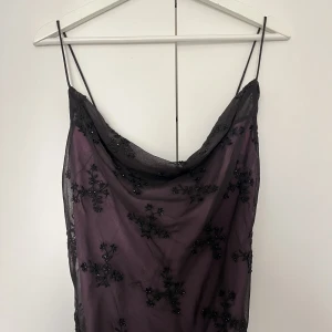 Spetsklänning  - Suuuperfin lila klänning med spets och paljetter!! Endast använd 1 gång :) från Urban outfitters!
