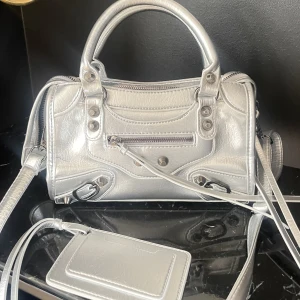 Väska och korthållare  - Super snygg skimrande väska. Speciell och väldigt snygg till hösten. Liknande inte äkta. Använder den sällan då jag har en liknande ❤️ tryck gärna på köp nu, korthållaren ingår med väskan.