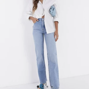 Blåa Jeans  - Blåa jeans från Asos design. I storlek 28/32 och använda 3 gånger.