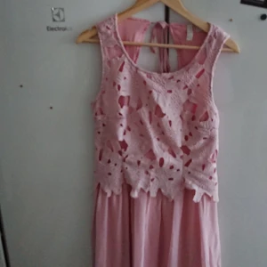 Romantisk klänning - Str.38. Slutar över knä