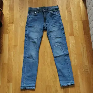 Säljer ett par jeans för herr från HM. Jeansen är slim fit i storlek 28/32. Lite slitage vid fickorna, men i gott skick i övrigt. 