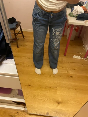 Jeans - Ett par lösare byxor i storlek L med coolt tryck. knappt använda i fint skick. Säljes för 220kr