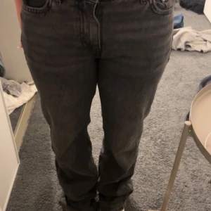 Jeans - vet inte riktigt vad jag ska skriva men det är bra skick🩶