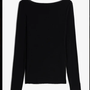 Intimissimi tröja - Säljer min svarta intimissimi tröja i stl S. Endast använd 1 gång men tyckte inte den passa mig därför säljer jag den! kom privat om ni har frågor eller vill ha fler bilder, pris kan diskuteras vid snabb affär!!❣️