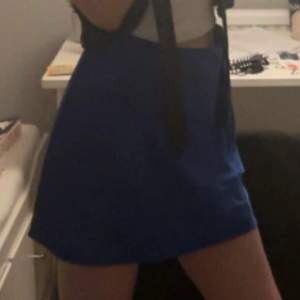 Supersnygg blå satin kjol som endast är använd 1 gång. 