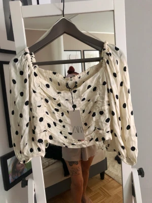 Topp - Topp med scrunch strl M. Oanvänd/ny