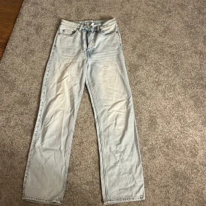 Jeans  - Från weekday storlek 27x32, i färgen sommarblå. Använda ca 3 gånger 