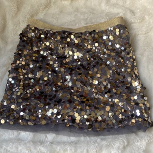 Guld kjol - Säljer denna sjukt snygga guldiga paljettkjol från Lindex! Nypris 199kr. Inga tecken på användning, perfekt skick. Kommer sällan till användning, köptes till nyår. Obs från Lindex kids men passar mig som har S. Kom privat för mer info eller bilder <3